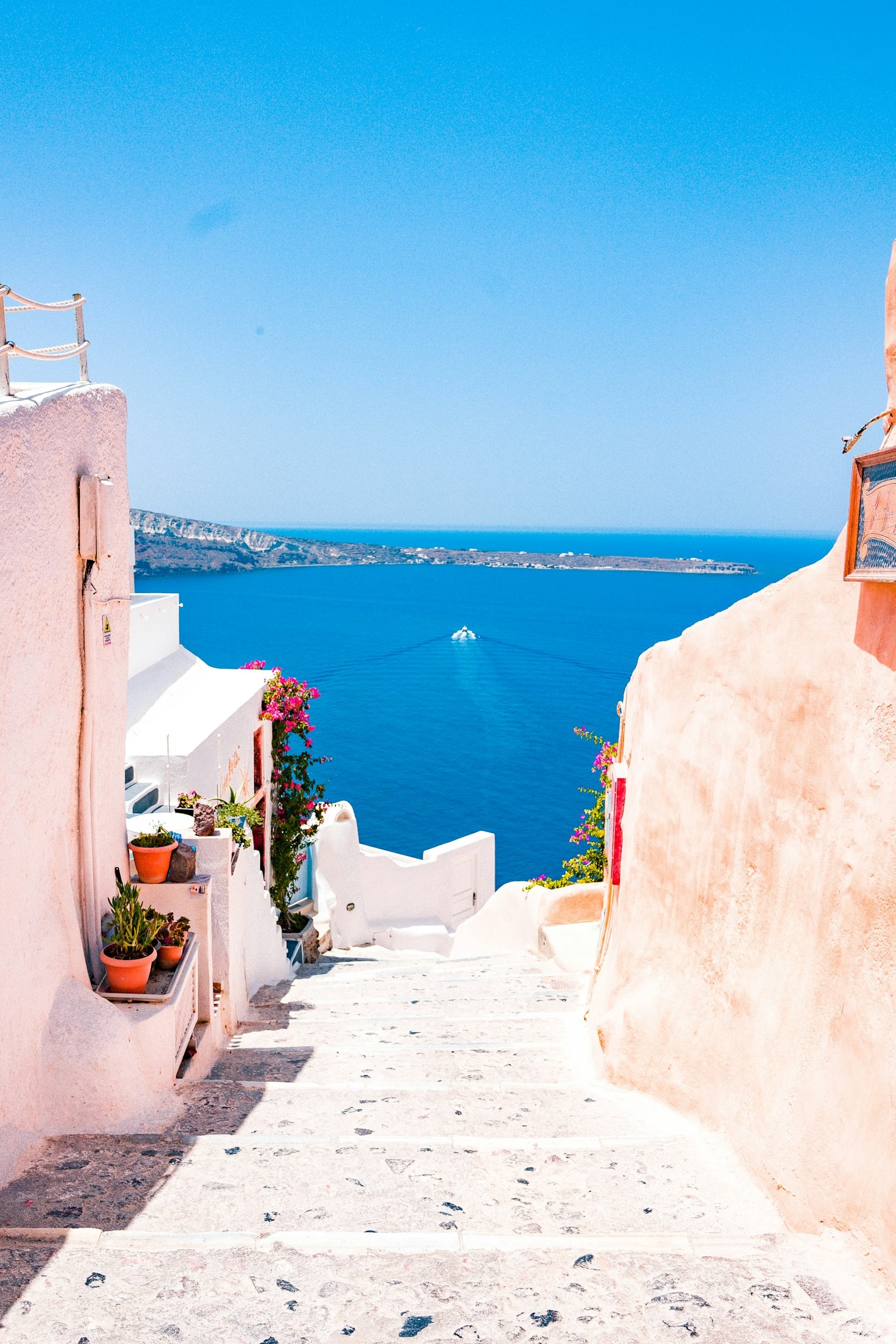 Why Minimalist Packing Defines The Modern Traveler